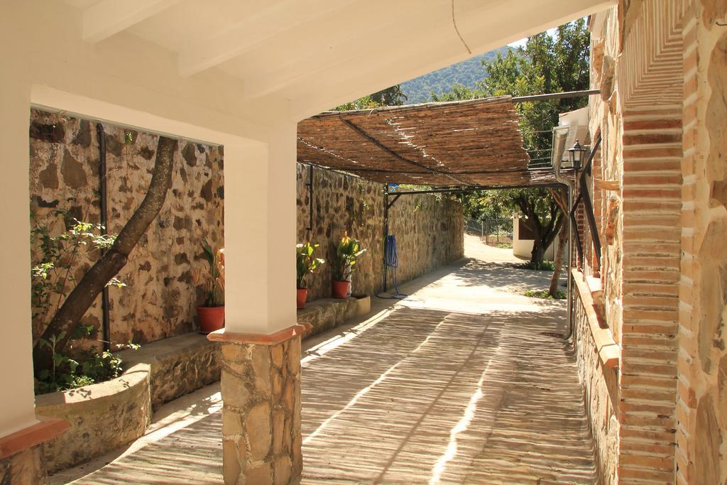 La Fuente De El Nacimiento Hostal Benamahoma Exterior foto